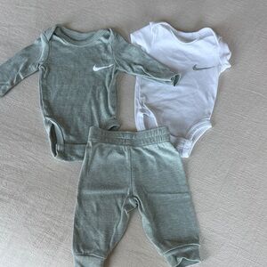 Nike Infant Bodysuit Set - Sage and White